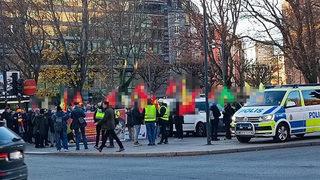 İsveç sokaklarından skandal görüntüler gelmeye devam ediyor! Terör örgütü PKK yandaşları ellerindeki paçavralarla eylem düzenledi