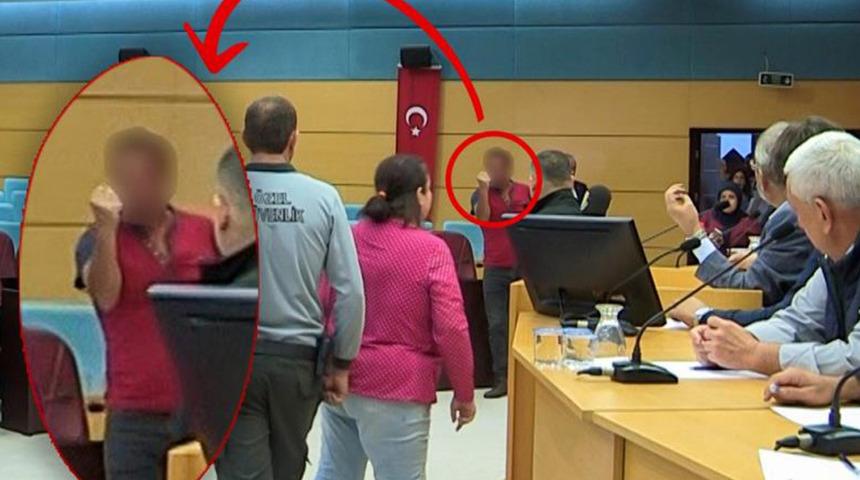 Tarsus'ta belediye başkanına saldırı girişimi! Kapılar ve camlar kırıldı...