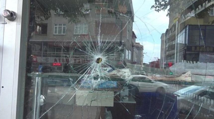 Engelli kıza taciz ortalığı karıştırdı! D&uuml;kkanına kurşun yağdırdılar