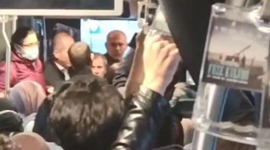 Metrob&uuml;ste g&ouml;rd&uuml;klerine dayanamadı, tacizciyi b&ouml;yle engelledi! 'G&ouml;z&uuml;n&uuml; kapatmamış bir vatandaşa rastladı'