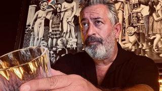 Cem Yılmaz içkisini paylaştı! Viskinin fiyatı sosyal medyayı salladı