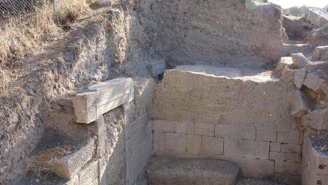 canakkale-alexandria-troas-antik-kentinde-2-bin-200-yillik-carsi-kapisi-bulundu_3539_dhaphoto6