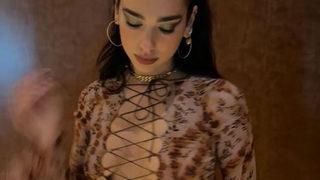 Dua Lipa göğüs uçlarını bakın nasıl kapadı! Arkasını dönünce ise...