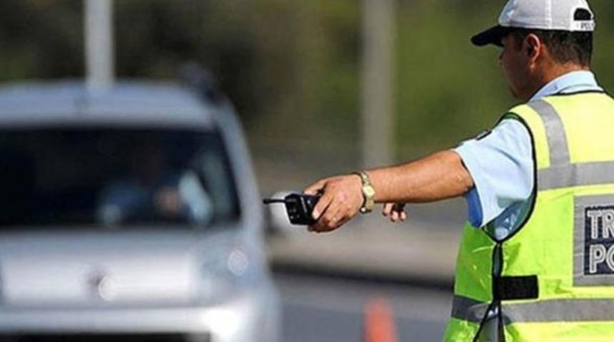 Kendisine ceza yazan polisin otomobilini yaktı