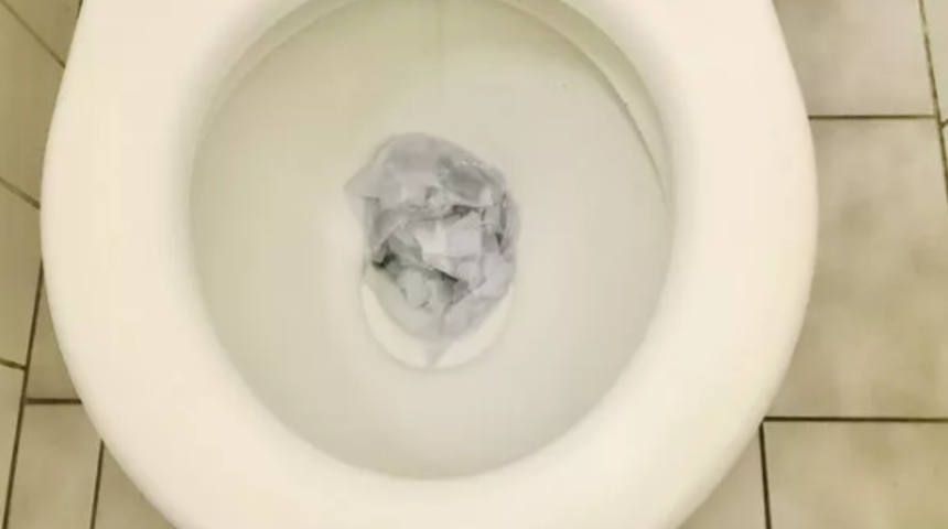 Tıkanan tuvaletleri tek hamlede a&ccedil;ıyor! Tesisat&ccedil;ıyı aramadan &ouml;nce tıkanan tuvaletleri a&ccedil;mak i&ccedil;in en uygun y&ouml;ntem 