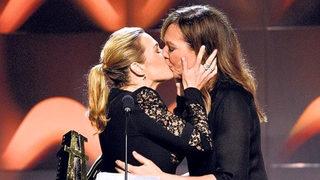 Hollywood'un iki güzel kadını ödül töreninde dudak dudağa öpüştü