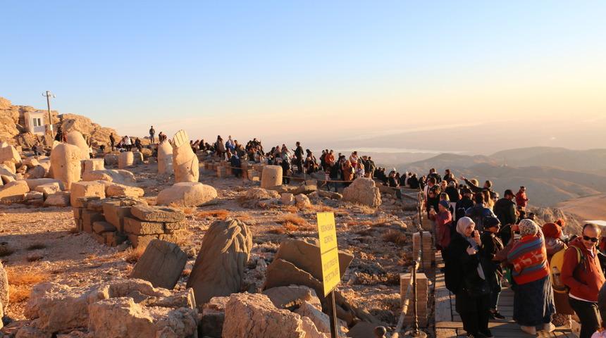 Dünya mirası Nemrut'ta hafta sonu yoğunluğu