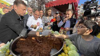 Bahçelievler'deki festivalde 5 ton çiğ köfte dağıtıldı