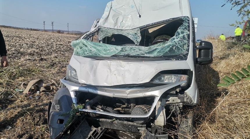 Araç kullanırken köpeği üzerine atladı, kamyonet tarlaya uçtu