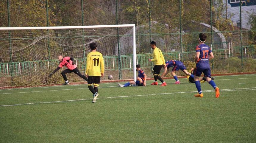 Sahada fenalaşan oyuncuya rakip takımın hocası yardım etti