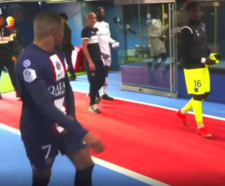 Maç öncesi inanılmaz olay! Kylian Mbappe rakibine cinsel organını gösterdi G4
