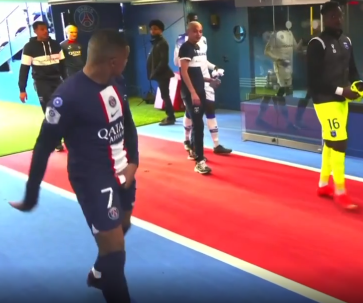 Maç öncesi inanılmaz olay! Kylian Mbappe rakibine cinsel organını gösterdi G3