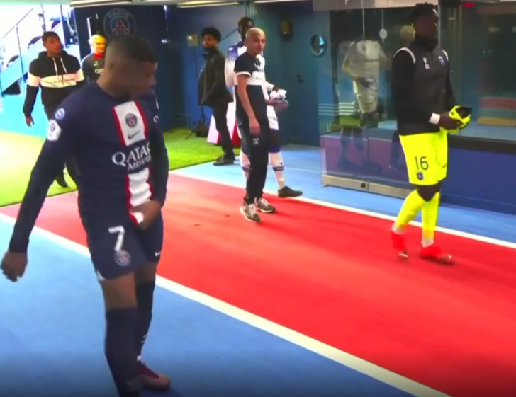 Maç öncesi inanılmaz olay! Kylian Mbappe rakibine cinsel organını gösterdi G2