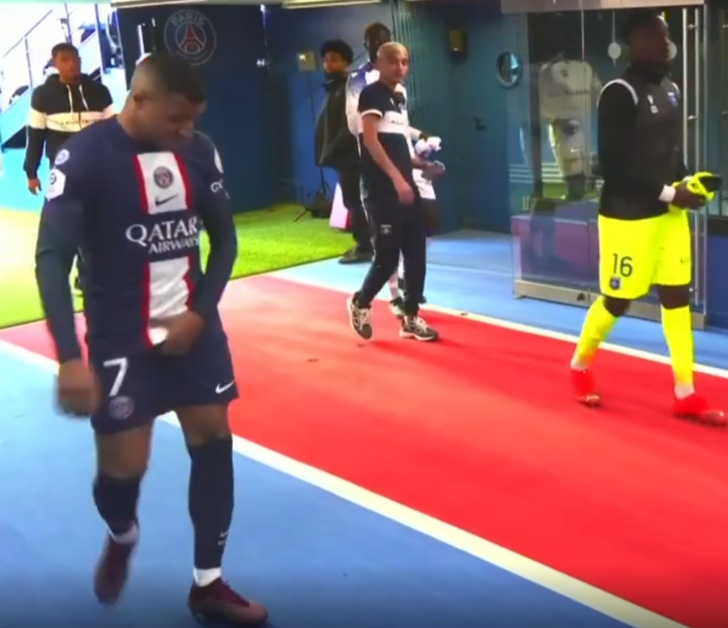 Maç öncesi inanılmaz olay! Kylian Mbappe rakibine cinsel organını gösterdi G5