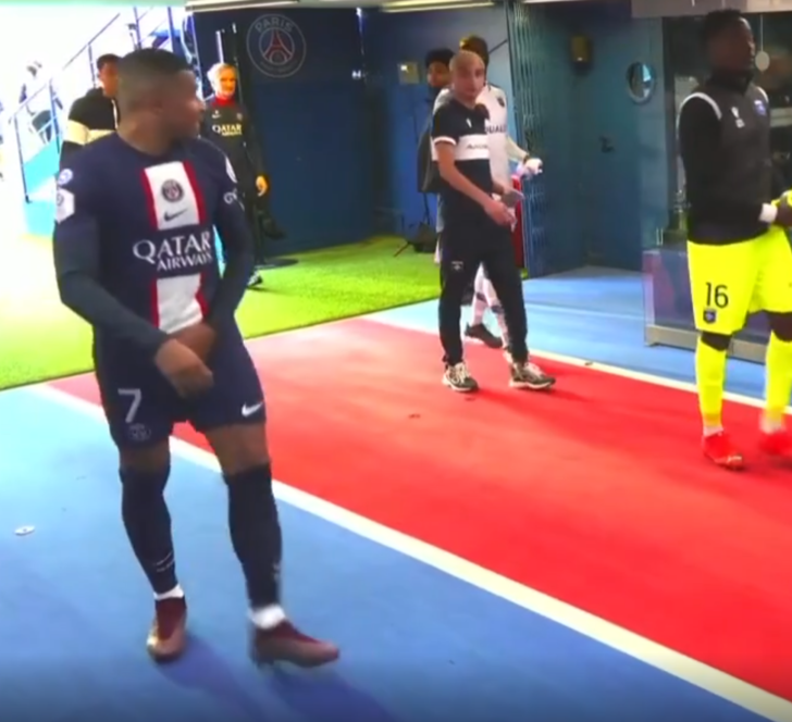 Maç öncesi inanılmaz olay! Kylian Mbappe rakibine cinsel organını gösterdi G1