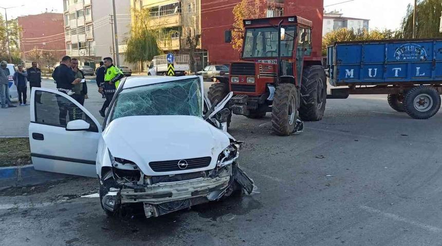 Traktörle otomobil çarpıştı: 2 yaralı