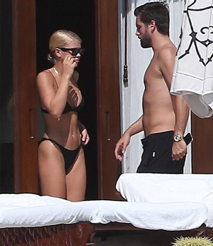 Sofia Richie, çırılçıplak güneşlendi! G4