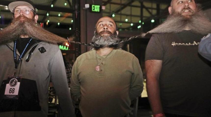 Birbirlerine bağlanarak 45 metrelik rekor sakal zinciri kurdular! Uzunluğunu görenler şaşırıp kaldı