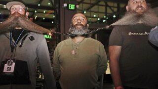 Birbirlerine bağlanarak 45 metrelik rekor sakal zinciri kurdular! Uzunluğunu görenler şaşırıp kaldı