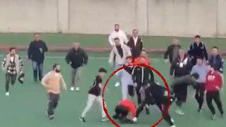 Maçın ardından skandal! Futbolcular hakemi dakikalarca dövdü