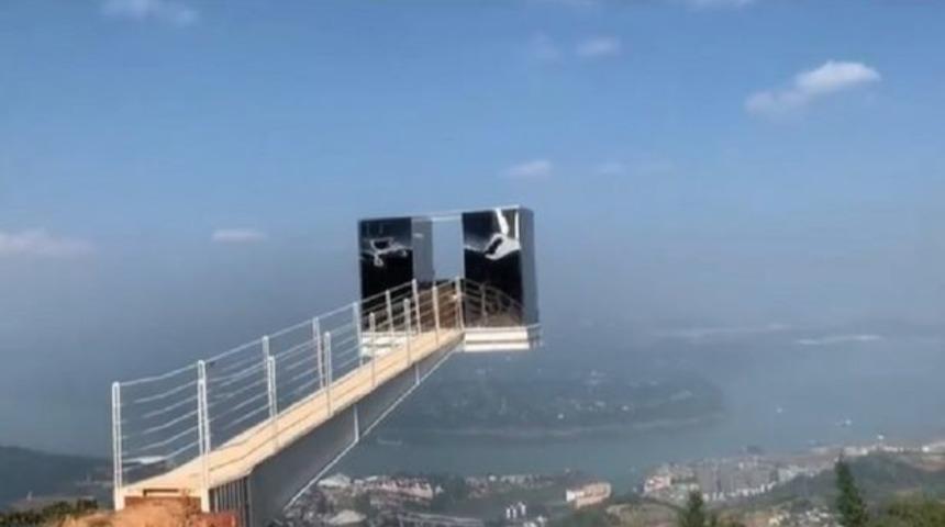 90 metrede! Gökyüzünden bir kapı gibi... Uçurumun kenarına inşa edilen tuvalet herkesi meraklandırdı