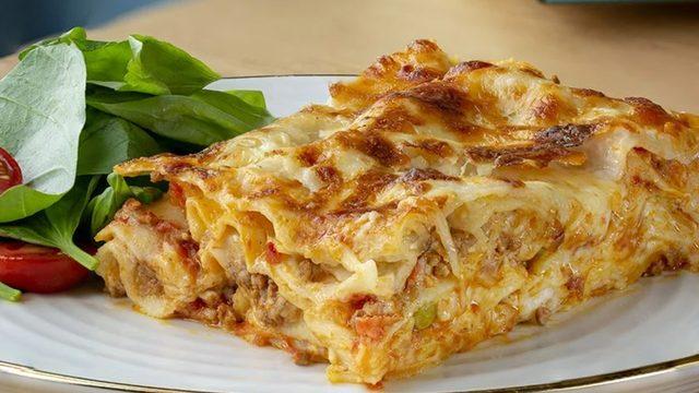 Zuhal Topal'la Yemekteyiz Lazanya tarifi! Kuru kalmayan bu malzemeli lazanya nasıl yapılır?