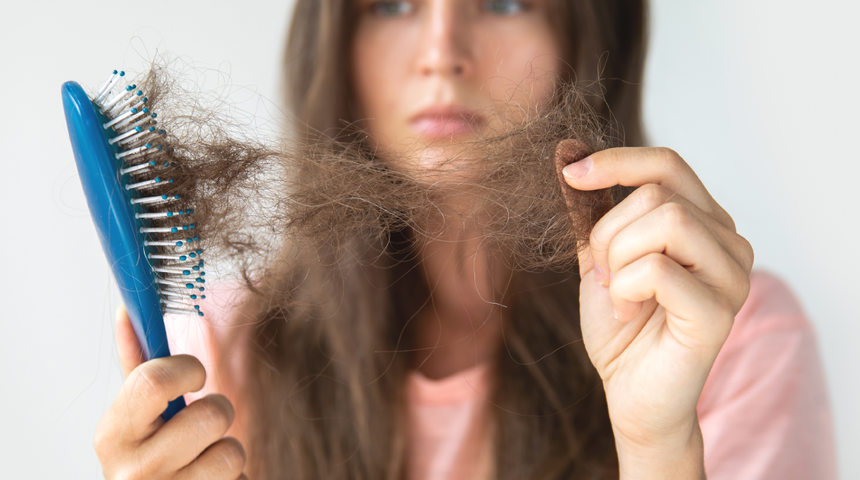 Tutam tutam dökülen saçlarınızı durduracak! Her evde bulunuyor