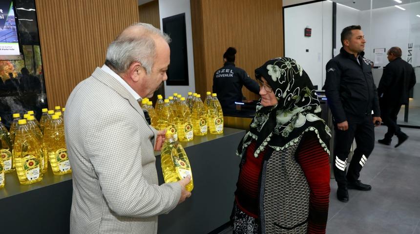 Çankırı Belediyesi ektiği ayçiçeğinden elde ettiği yağı ihtiyaç sahiplerine ulaştırıyor