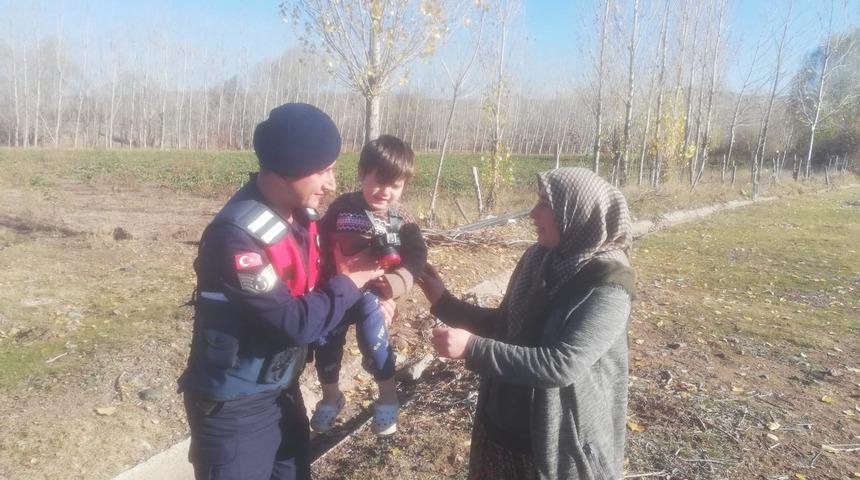Tokat'ta kaybolan 2 yaşındaki çocuğu jandarma buldu