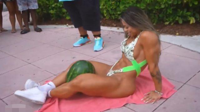 Herkes toplanıp izledi! Sokağın ortasında bacaklarının arasına aldığı karpuzu ezdi