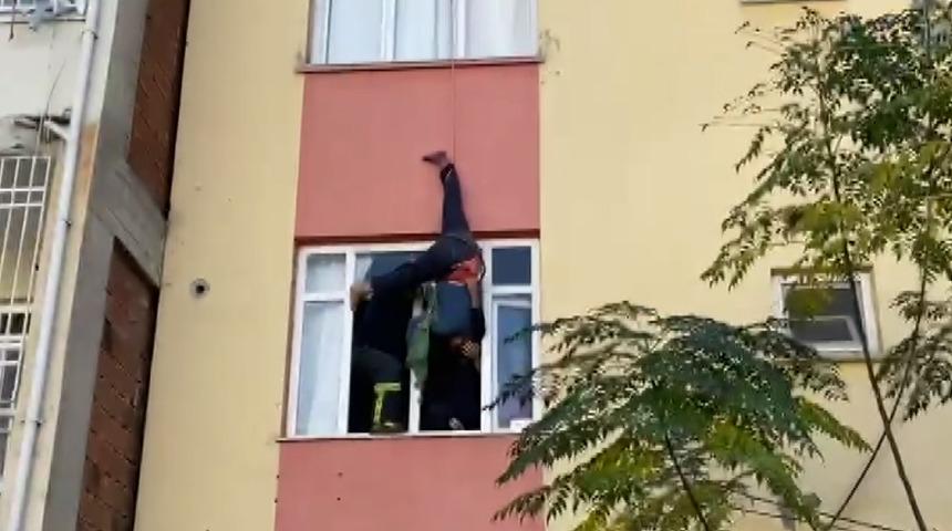 Anahtarını unuttuğu dairesine çatıdan sarkarak girmek istedi, halat kısa kalınca...