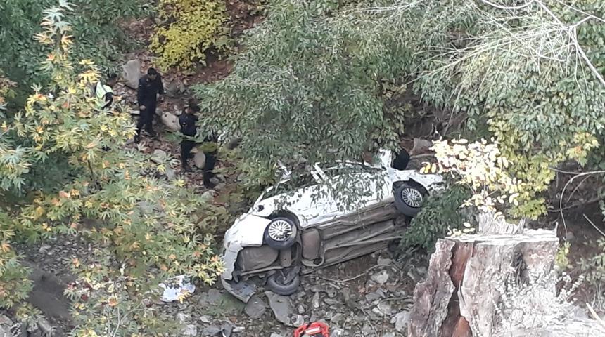 Antalya'da şarampole devrilen otomobilin s&uuml;r&uuml;c&uuml;s&uuml; hayatını kaybetti