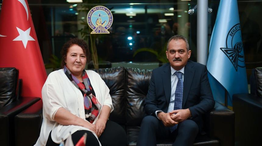 Bakan Özer, lise öğretmeniyle buluştu! "Burada anaokulunuz olduğunu bilseydim..."