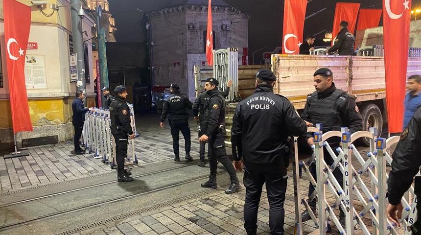 İstiklal Caddesi'nde banklar ve beton saksılar kaldırıldı, yaya trafiği yeniden açıldı
