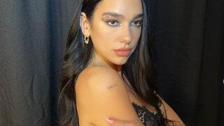 Dua Lipa eteğini indirip iç çamaşırını göstermekten çekinmedi