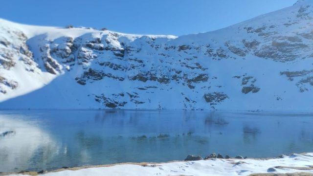 Çalyan Gölü 7 ay buz pistine dönecek beyazlığa büründü