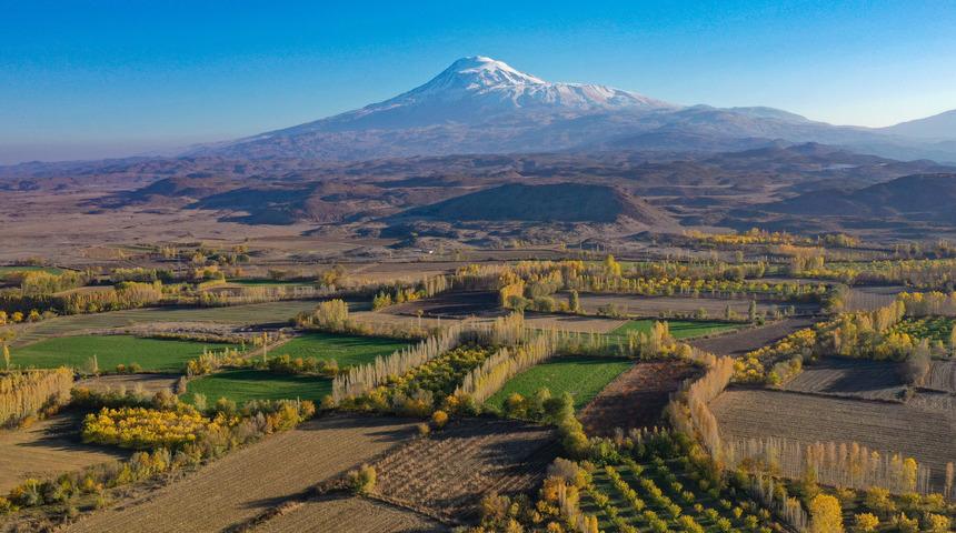 Iğdır'daki İrem Bağları'nda sonbahar renkleri dron ile görüntülendi