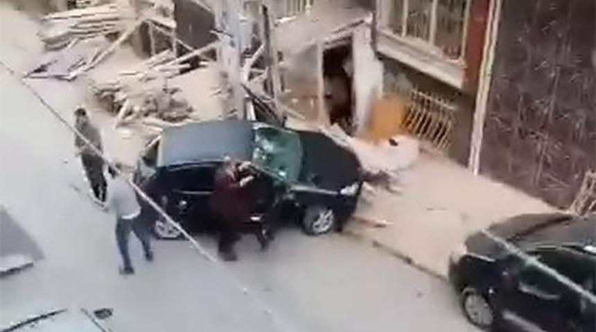 Yoldan geçen kadına sarkıntılık yaptı, sokak ortasında kalaslarla dövdüler! 'Bu adam sapık'