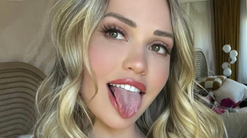 Yetişkin film yıldızı Mia Malkova sosyal medyayı sallamaya devam ediyor! Ceketinin düğmeleri zor kapanınca beğeni butonu çöktü