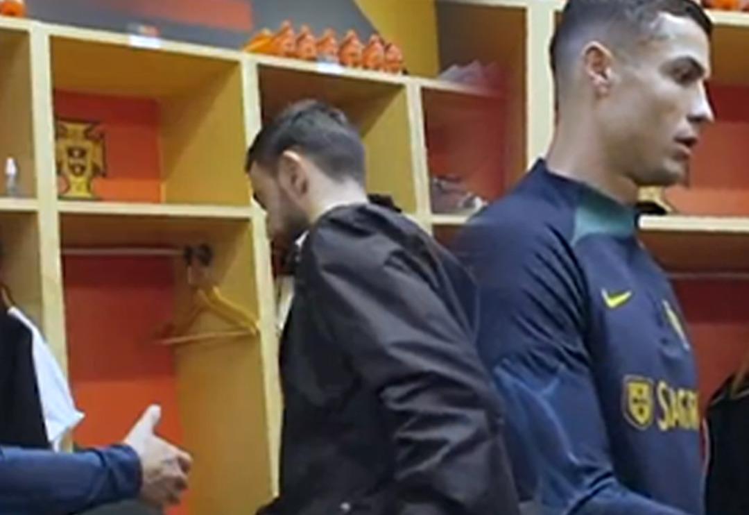 Cristiano Ronaldo'nun y&uuml;z&uuml;ne bakmadı! Taraftarlardan Bruno Fernandes'e b&uuml;y&uuml;k tepki... "O senin kariyerinden daha b&uuml;y&uuml;k"