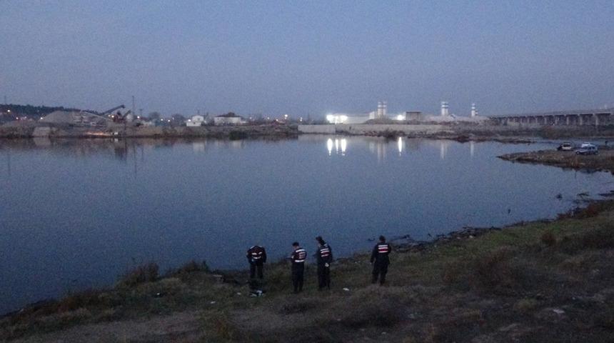 Vatandaşlar g&ouml;rd&uuml;! Meri&ccedil; Nehri'nde erkek cesedi bulundu