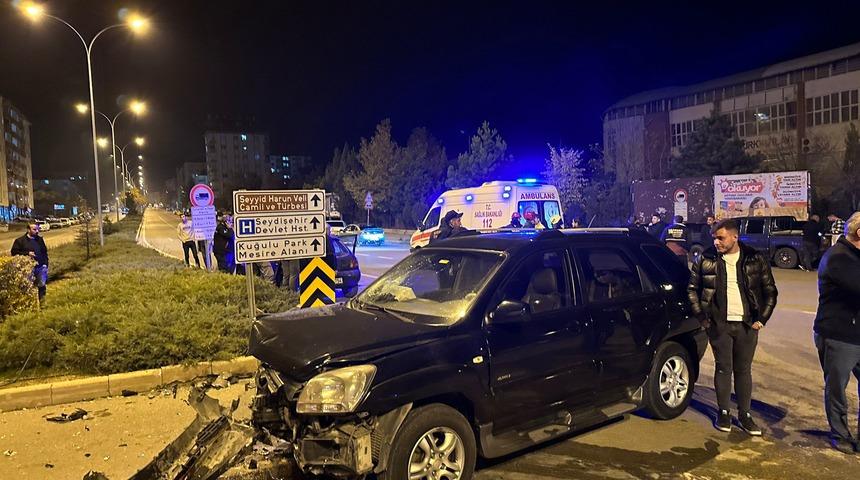 Konya'da cip ile otomobilin çarpıştığı kazada 3 kişi yaralandı
