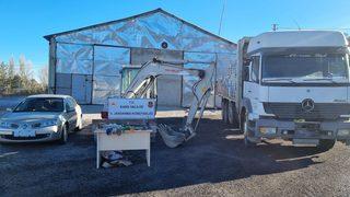 Kars'ta iş makinalarıyla define arayan 7 kişi yakalandı