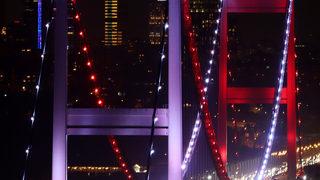 İstanbul'da köprüler KKTC  bayrağının renklerine büründü