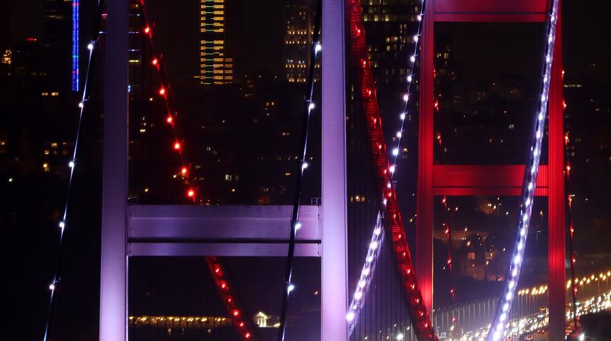 İstanbul'da köprüler KKTC  bayrağının renklerine büründü