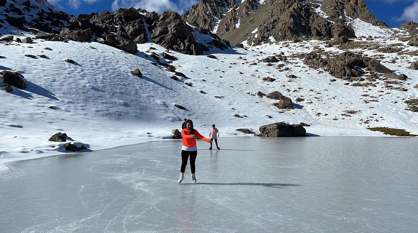 Hakkari'de donan Seyithan Gölü'nde buz pateni yaptılar