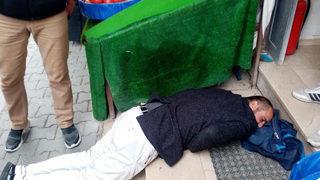 Kamyonetin açık kalan kapağı yol kenarında oturan vatandaşı yaraladı