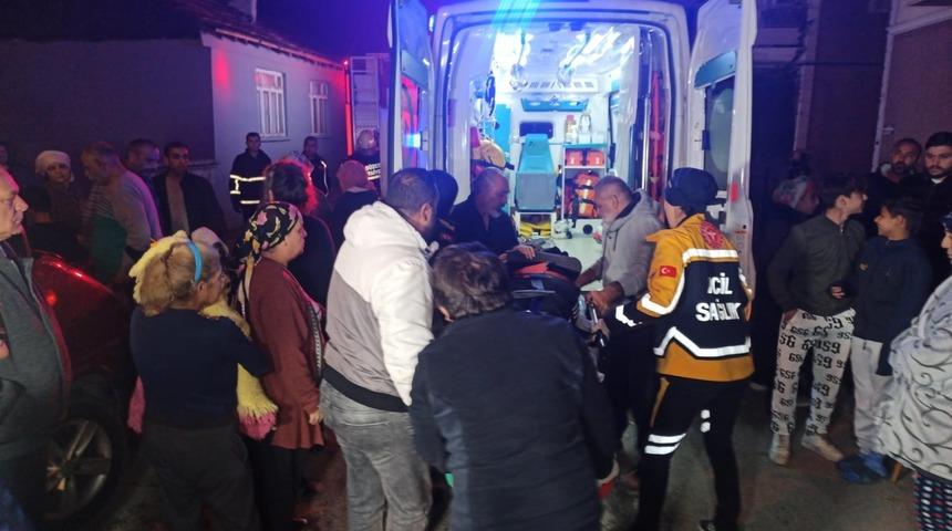 Direksiyon hakimiyetini kaybeden sürücü, minibüs ile direğe çarptı