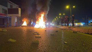 Sayaçların direklere çıkartılmasına tepki için lastikleri yakıp yolu kestiler! Çok sayıda ekip müdahale etti