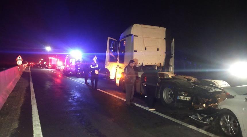 Düzce'de tıra çarpan otomobilin sürücüsü ağır yaralandı